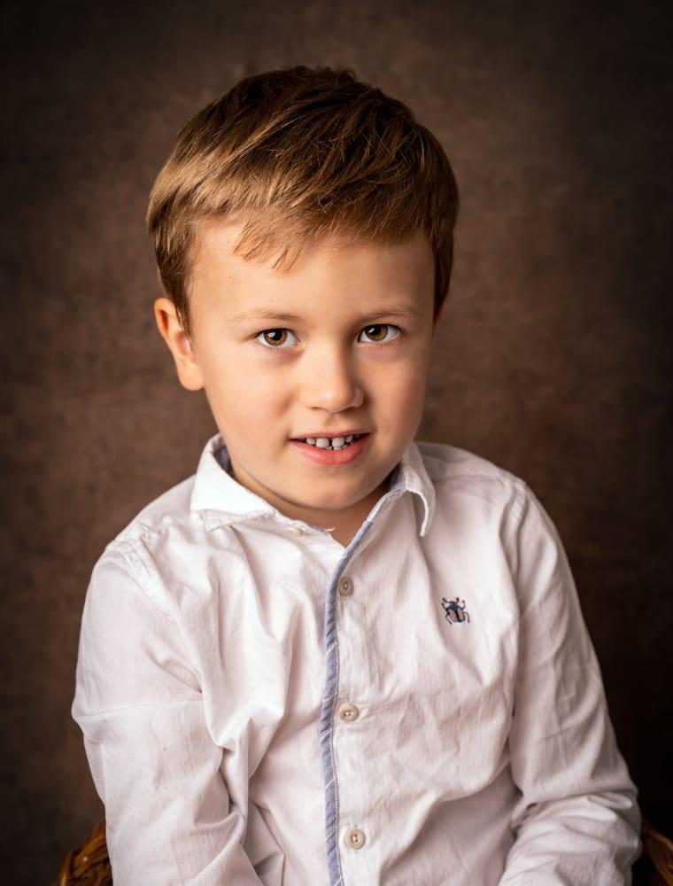 Portrait d’enfant en studio, fond brun