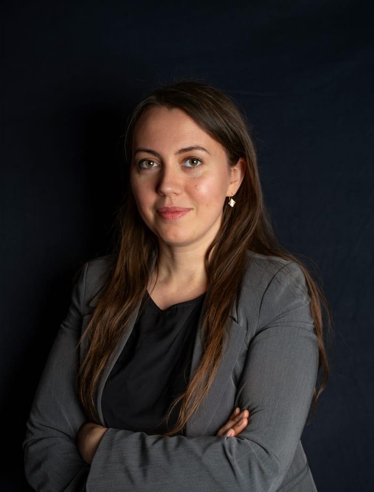 Portrait professionnel d’une femme en studio