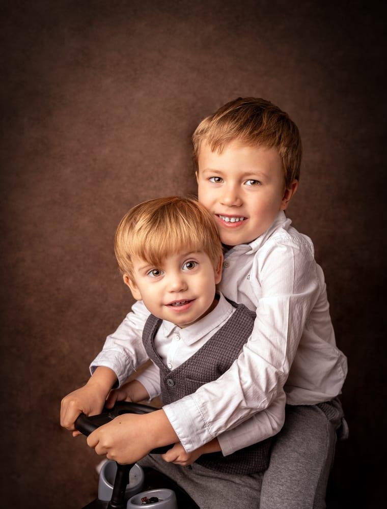 Deux frères photographiés en studio