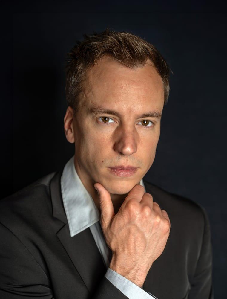 Portrait corporate en studio, fond bleu nuit