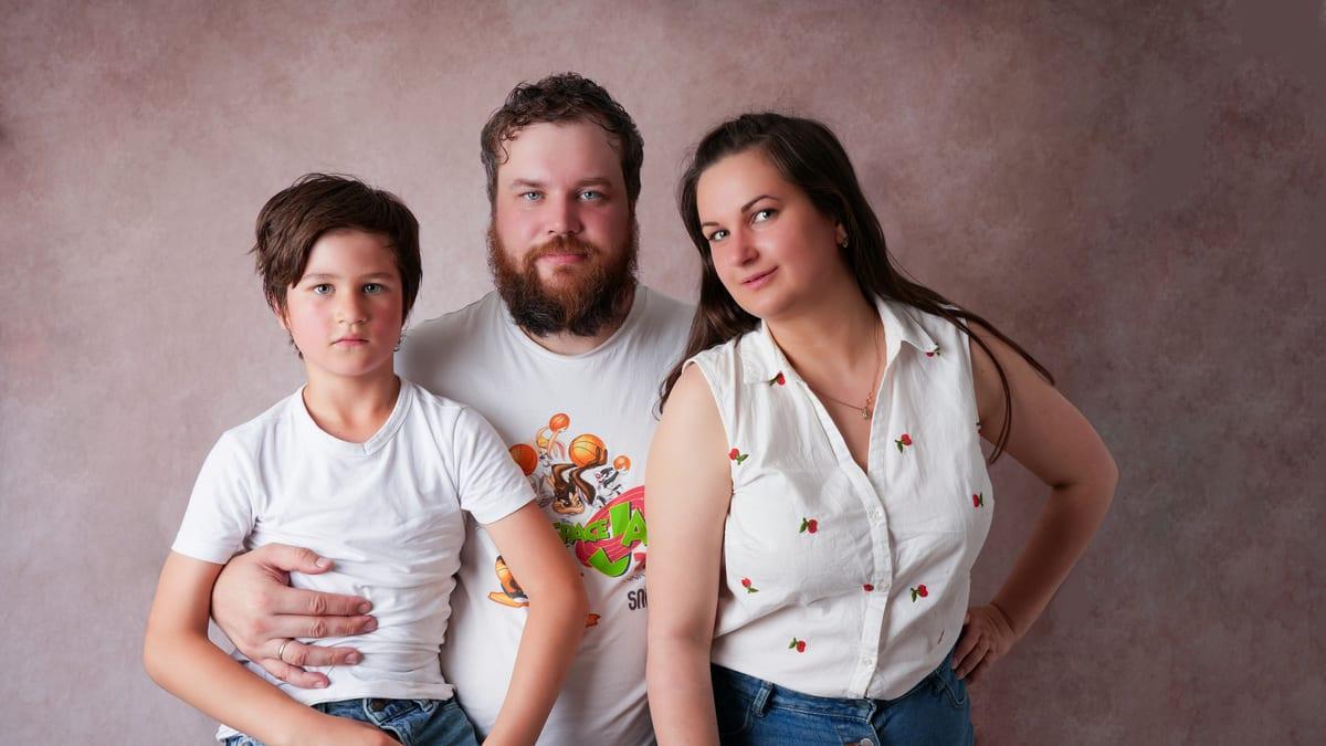 Famille de trois photographiée en studio